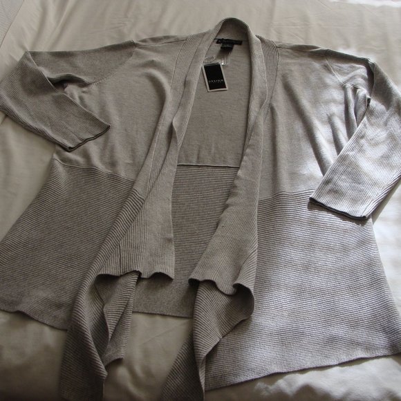 Light Gray Long Sleeve Open Front ASYMMETRICAL CARDIGAN Sweater Sz 1X - Picture 2 of 6